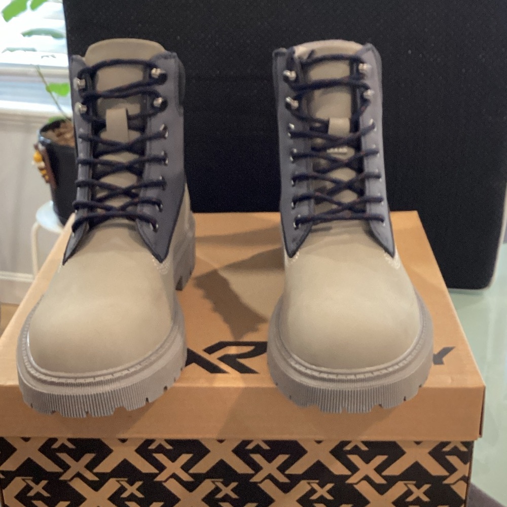 Men's Gray and Blue Boots size 8. Manmade materials